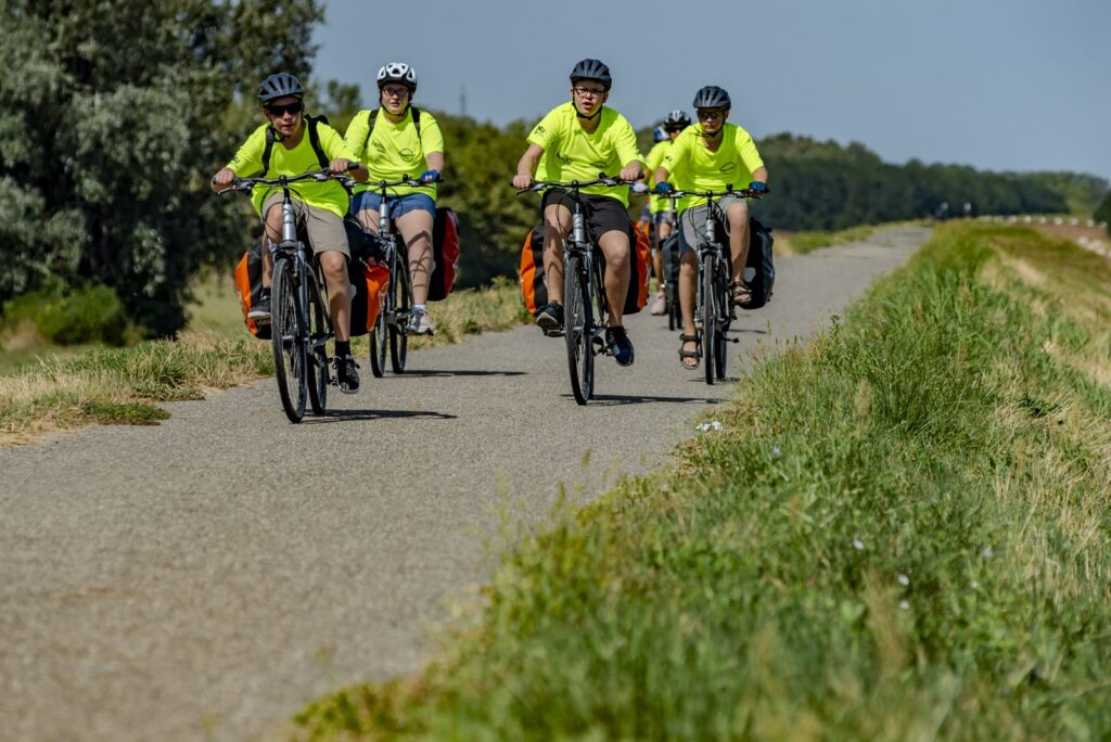 Vivid Incoming (Hungary) – cycling travel impression
